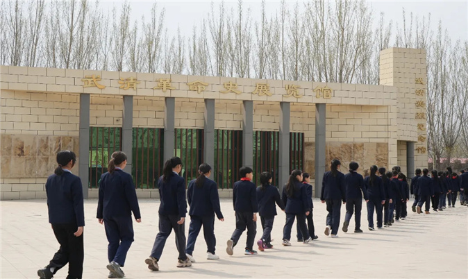 “慎（shèn）終（zhōng）追遠 緬懷英烈！”｜六力學校小學部清明節（jiē）獻禮活動