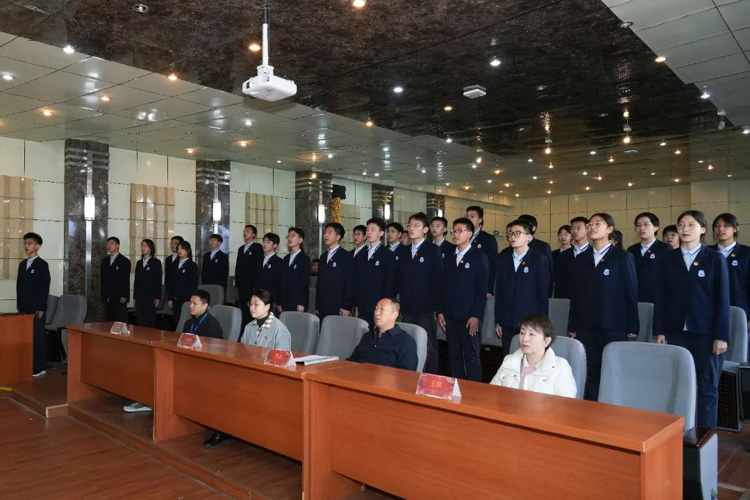 承五四精神（shén），揚（yáng）青春（chūn）風采六力高級中學隆重舉辦新團員入團儀式（shì）