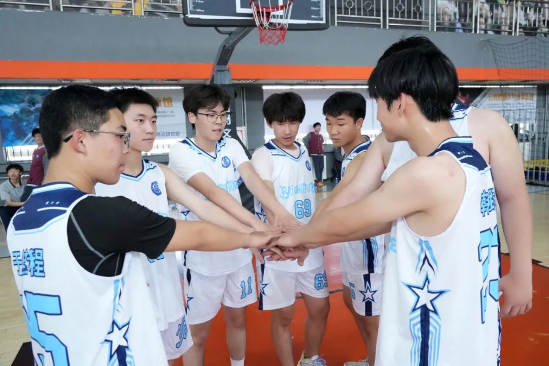 聚力成光（guāng），籃下生輝_六力（lì）高（gāo）級中學（xué）體（tǐ）育節籃（lán）球賽奏響團結最強音