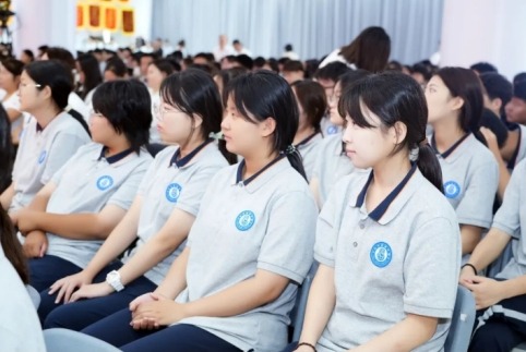 以六力承薪（xīn）火，攜家（jiā）國啟新程六力高級中學 2025-2026 學年（nián）開學典禮暨教師節獻禮圓滿舉行