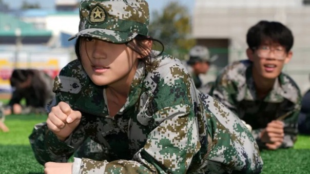 六力高級中學（xué） 2025 級新生國防教（jiāo）育【訓練篇】 承（chéng）八秩榮光礪骨，汗浸迷彩煉脊梁​