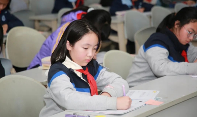 妙筆生花（huā） 神（shén）采飛揚——六力學校小學部舉行“文心杯（bēi）”思維（wéi）作文大賽