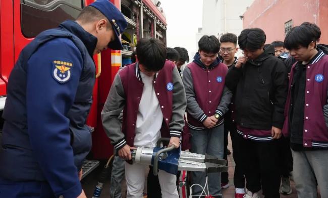 消防進校園，築牢（láo）“防火牆”！六力高級中學開展（zhǎn）消防周活動